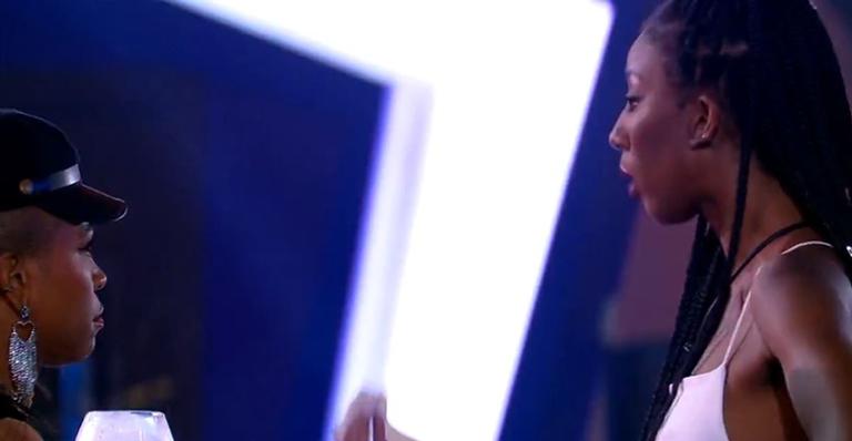 BBB21: Durante festa, Camilla de Lucas chama Karol Conká para conversar