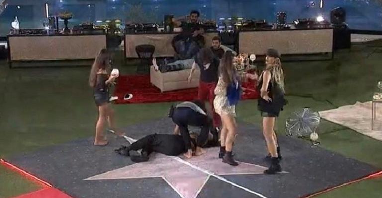 BBB21: Pocah desmaia durante festa e recebe ajuda dos brothers
