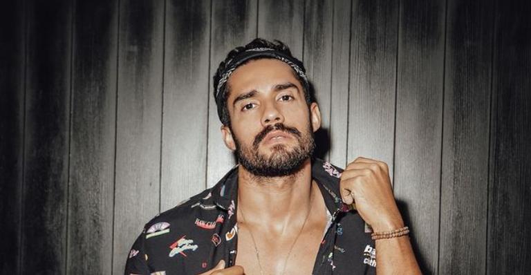 Bil Araújo ostenta carão para a foto e lembra: ”Hoje é terça-feira dia de eliminação”