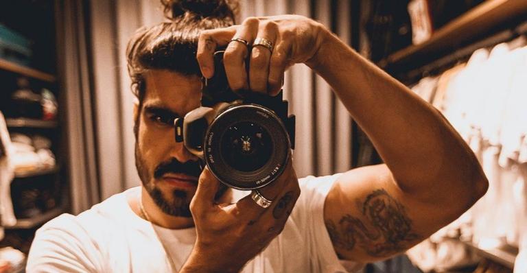 Caio Castro supera medo de ‘Chucky’ e adquiri boneco do personagem: ”Melhorado”