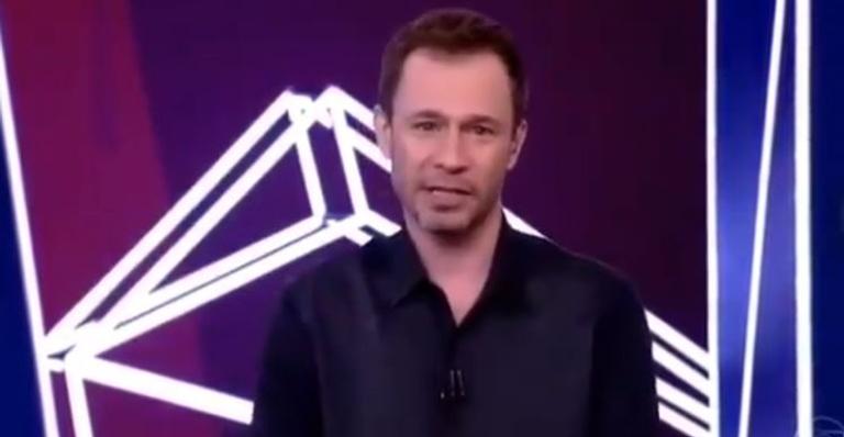 BBB21: Após plantar discórdia, Tiago Leifert ironiza e imita Karol Conká: “Jamais faria uma coisa dessa!”