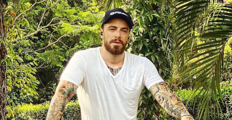 Felipe Titto surge andando em moto de corrida: ”Dia de treino”