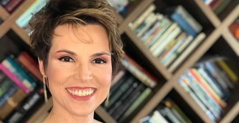 Gloria Vanique exibe novo visual e ganha elogios dos seguidores: ”Ficou linda”