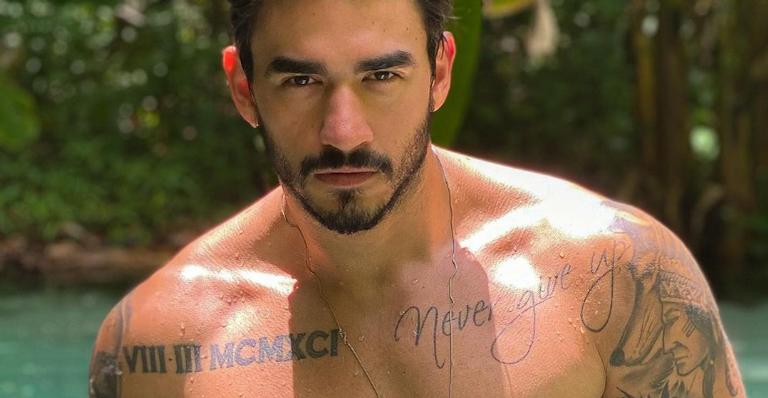 Guilherme Napolitano exibe corpão musculoso em clique sensual e web reage: ”Lindíssimo”