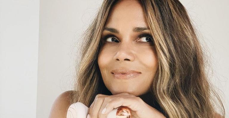 Halle Berry diz que o seu primeiro beijo foi com uma mulher: ”Me beijou por 30 minutos”