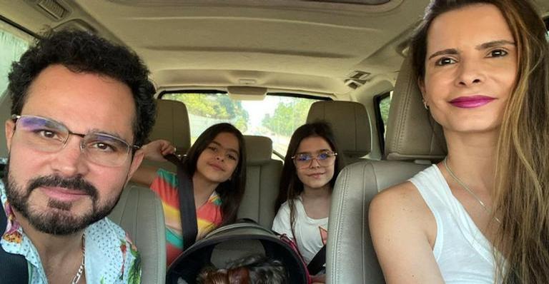 Luciano Camargo flagra a esposa e a filha cozinhando e se derrete: ”Podem sujar tudo que eu lavo”