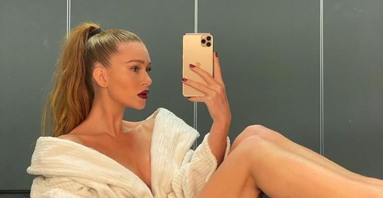 Marina Ruy Barbosa exibe bastidores de produção impecável e arrasa no batom vermelho