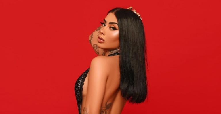 Mirella aumenta temperatura ao posar com lingerie cavadíssima e transparente