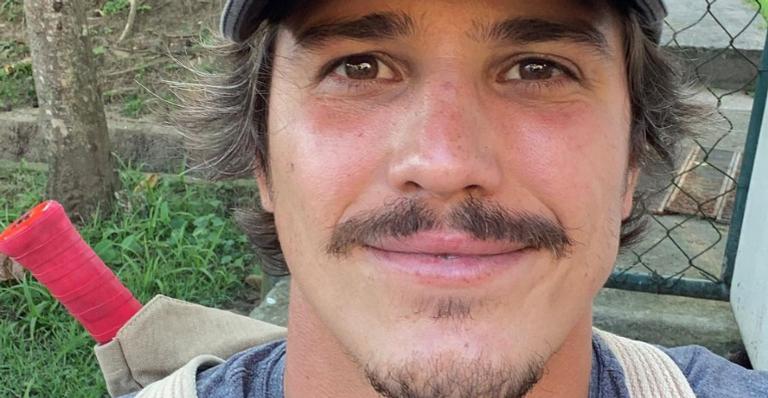 No Uruguai, Romulo Arantes Neto posa aproveitando quarto de hotel: ”Quarentenando”