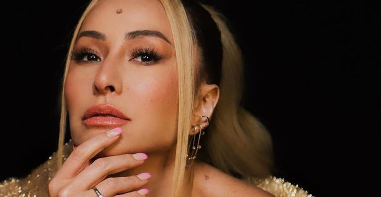 Sabrina Sato é clicada sem sutiã e arrasa com a camisa aberta