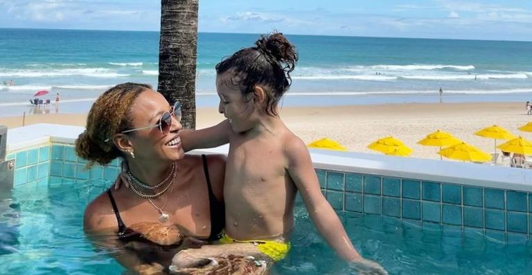 Sheron Menezzes se emociona ao levar filho para a escola após um ano em casa: ”Eu caí num choro”