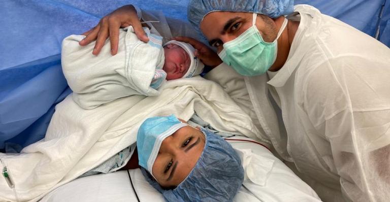 Simone Mendes celebra nascimento da filha, Zaya: ”Nossa família ficou completa”