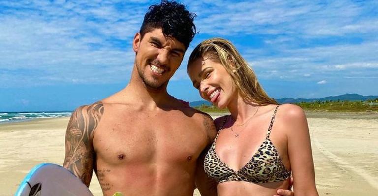 Yasmin Brunet posta foto com Gabriel Medina e faz declaração para o marido