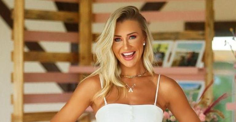 Ana Paula Siebert encanta a web ao posar com sua cachorrinha: ”Um abraço sincero”