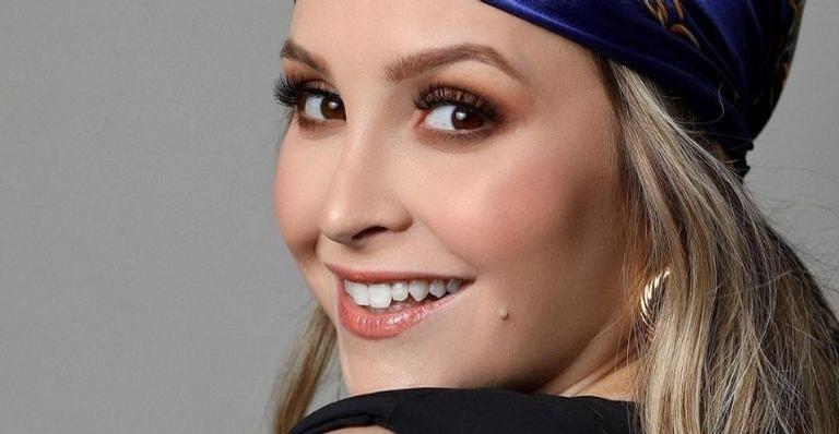 BBB21: De top e saia curta, Carla Diaz dança até o chão e mostra boa forma