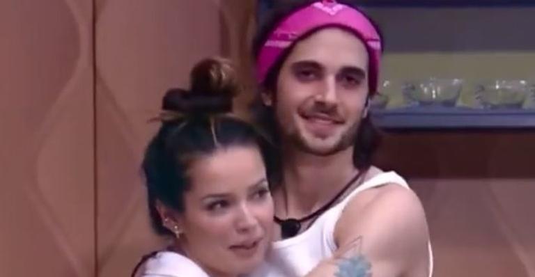 BBB21: No quarto do Líder, Fiuk deita ao lado de Juliette e brinca: ”Esse cabelo está cheiroso”