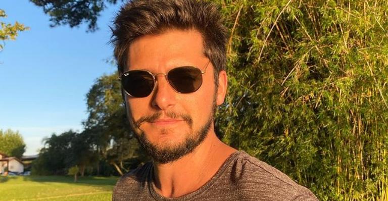 Bruno Gissoni posa ao curtir delicioso dia na praia: ”Capital tropical do mundo”