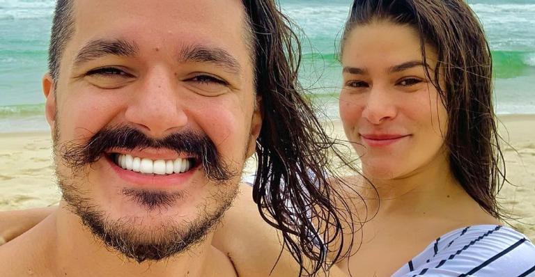 Bruno Lopes e Priscila Fantin aproveitam passeio de barco e brincam: ”Glamour benhê”