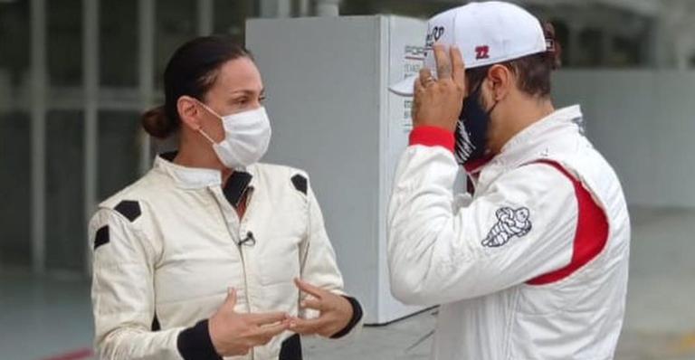 Carolina Ferraz grava com Caio Castro em pista de corrida e declara: ”Toda sorte nas competições”