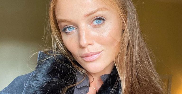 Cíntia Dicker posa com vestido azul deslumbrante e web elogia: ”Chiquérrima”