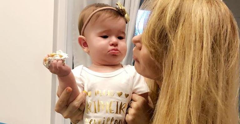 Dany Bananinha compartilha clique fofíssimo com a filha e cachorrinha: ”Trio ternura”