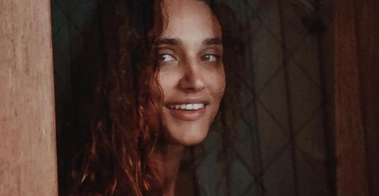 Débora Nascimento posa belíssima em meio à natureza e web reage: ”Maravilhosa”