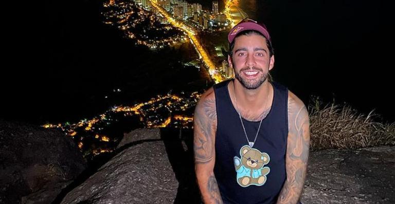 Em Tulum, Pedro Scooby posa diante de uma linda gruta: ”De boa na lagoa”