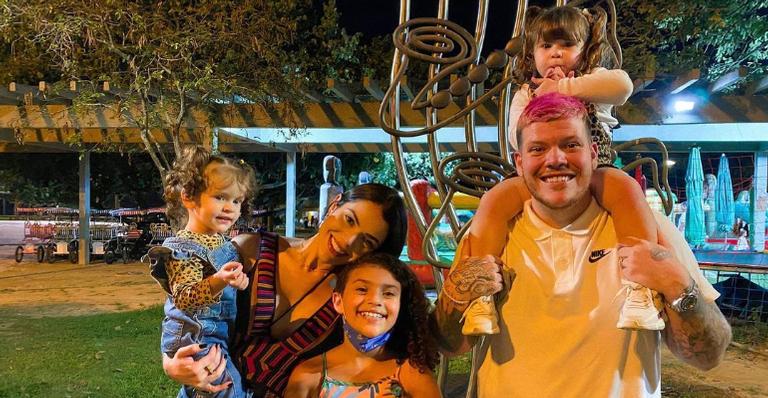 Ferrugem relembra clique em família durante viagem e se derrete: ”Oh saudade”