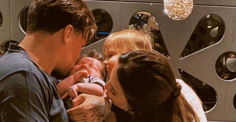 Gabi Brandt e Saulo Poncio comemoram um mês do filho, Henri: ”Família”
