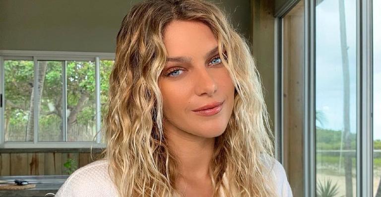 Isabella Santoni posa usando top de conchinhas e brinca: ”Sereiando”