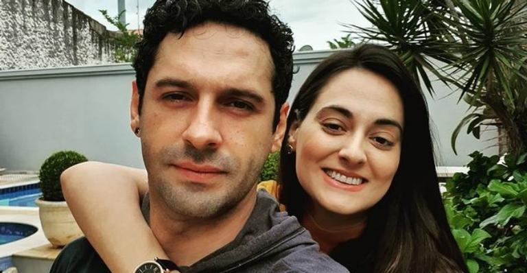 João Baldasserini posa com a esposa e faz declaração: ”Minha companheira”