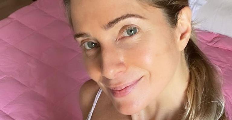 Leticia Spiller posa sorridente ao iniciar o dia no maior alto astral