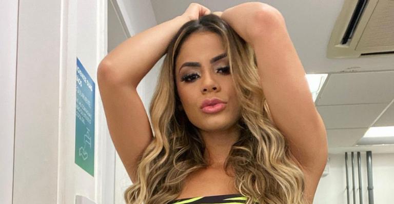 Lexa posa com biquíni ousado em cenário paradisíaco e arranca elogios de fãs: ”Que gata!”