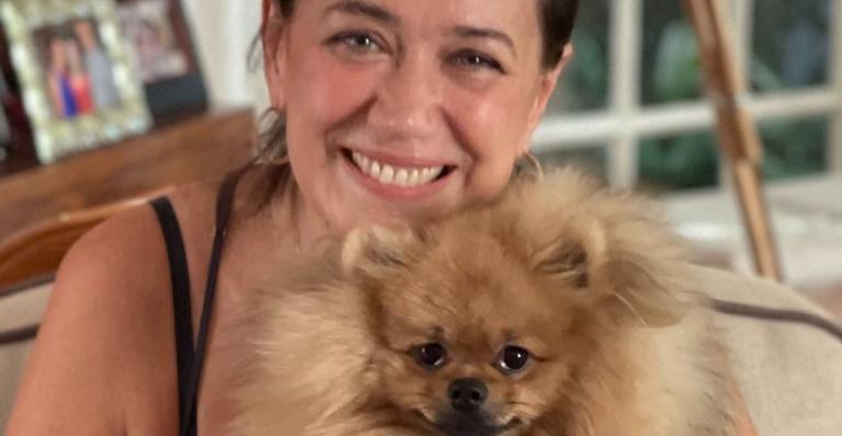 Lilia Cabral mostra seu cachorrinho ”escovando os dentes” e explode o fofurômetro