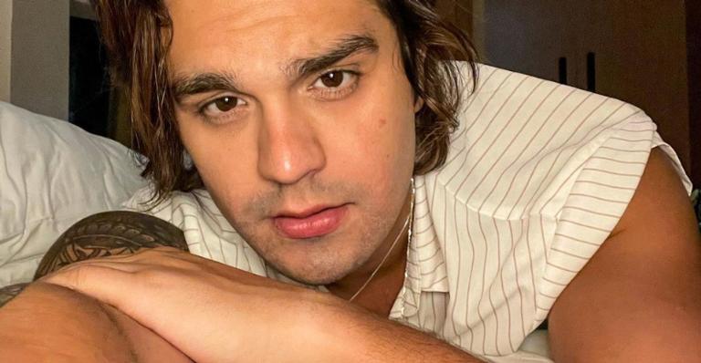 Luan Santana aparece ensaiando com o violão e revela: ”Compondo as próximas para vocês”