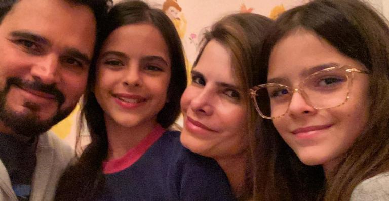 Luciano Camargo prova bolo caseiro feito pela esposa e pela filha e encanta web