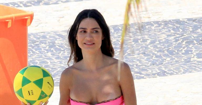 Thaila Ayala impressiona com corpão em dia de praia