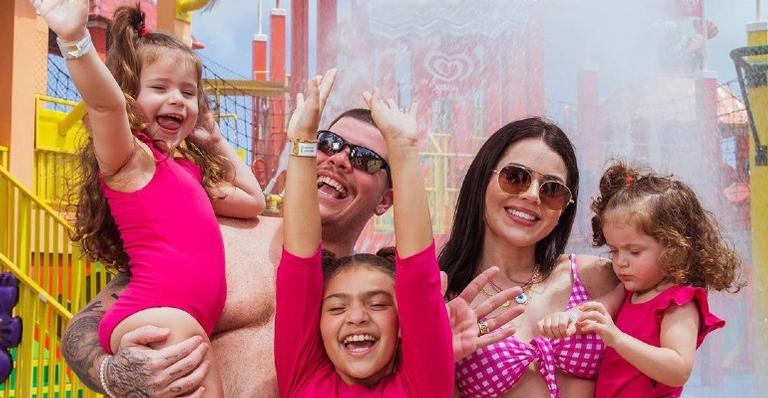Thais Vasconcellos abre álbum de fotos de viagem com as filhas
