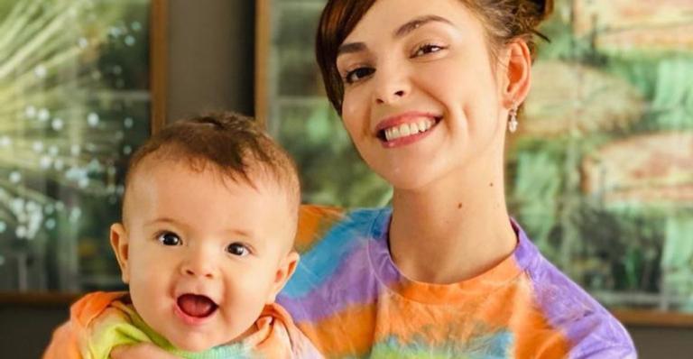 Titi Müller posa com Benjamin de frente para o mar e se derrete: ”Peixinho”
