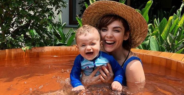 Titi Müller se diverte na companhia do filho durante dia na piscina: ”Overpost de amor”