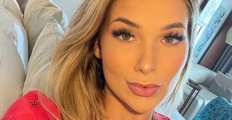 Virginia Fonseca mostra o barrigão durante passeio de barco e se declara para a filha: ”Pra sempre nós!”