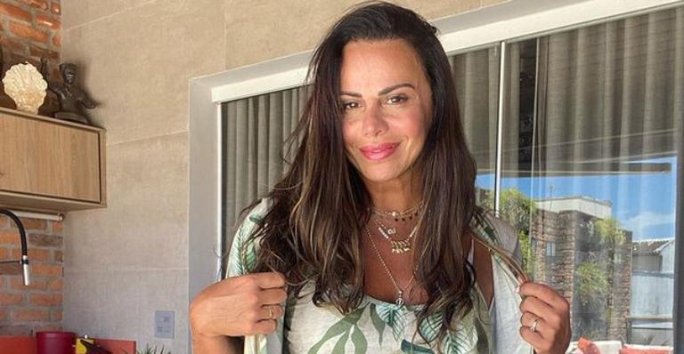 Viviane Araujo posa com visual arrasador: ”Vou ali dar uma voltinha”