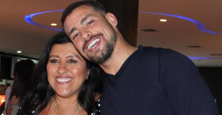 Cauã Reymond homenageia Regina Casé ao postar clique antigo ao lado dela: ”Grande amiga e artista”