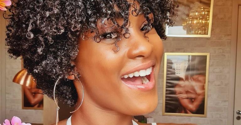 Erika Januza pega pesado na academia e reclama de aeróbicos: ”Parte mais complicada para mim”