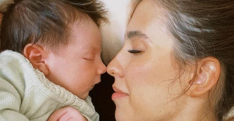 No primeiro mesversário de Henri, Gabi Brandt brinca: ”Bochecha de 3 meses”