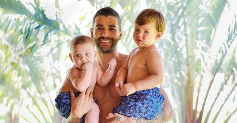 Gusttavo Lima encanta ao posar com os filhos, Gabriel e Samuel
