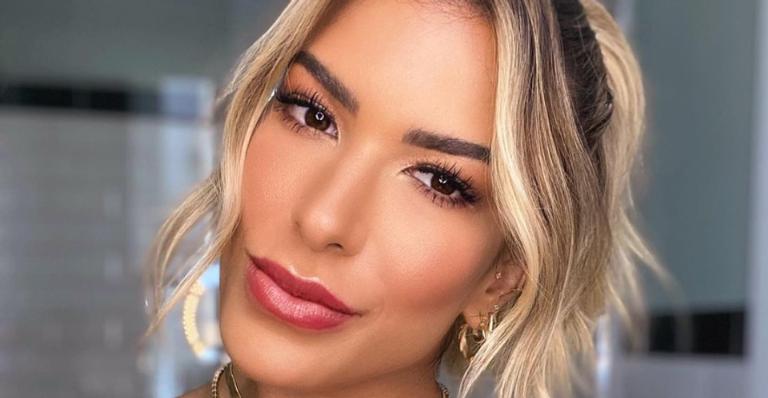 Lorena Carvalho surge nas redes com novo visual: ”Voltei pro cabelão!”