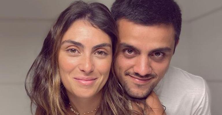 Mariana Uhlmann posa para clique romântico com Felipe Simas e fãs elogiam: ”Perfeitos”