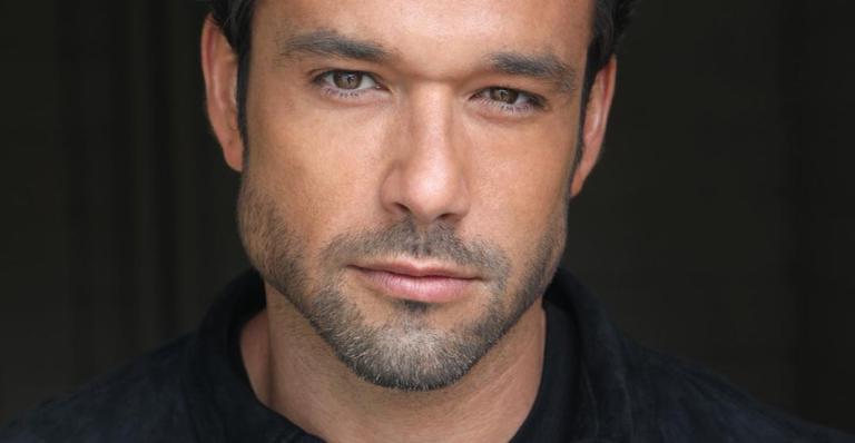 Sérgio Marone posa só de toalha em hotel de luxo no Rio e provoca: ”Que vista, não é mesmo?”