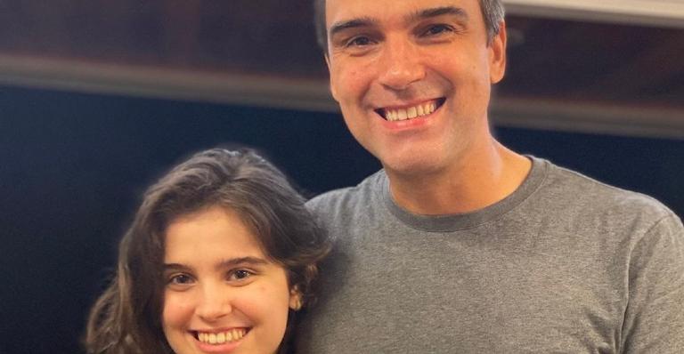 Tadeu Schmidt impressiona a web ao mostrar o presente personalizado que fez para a filha